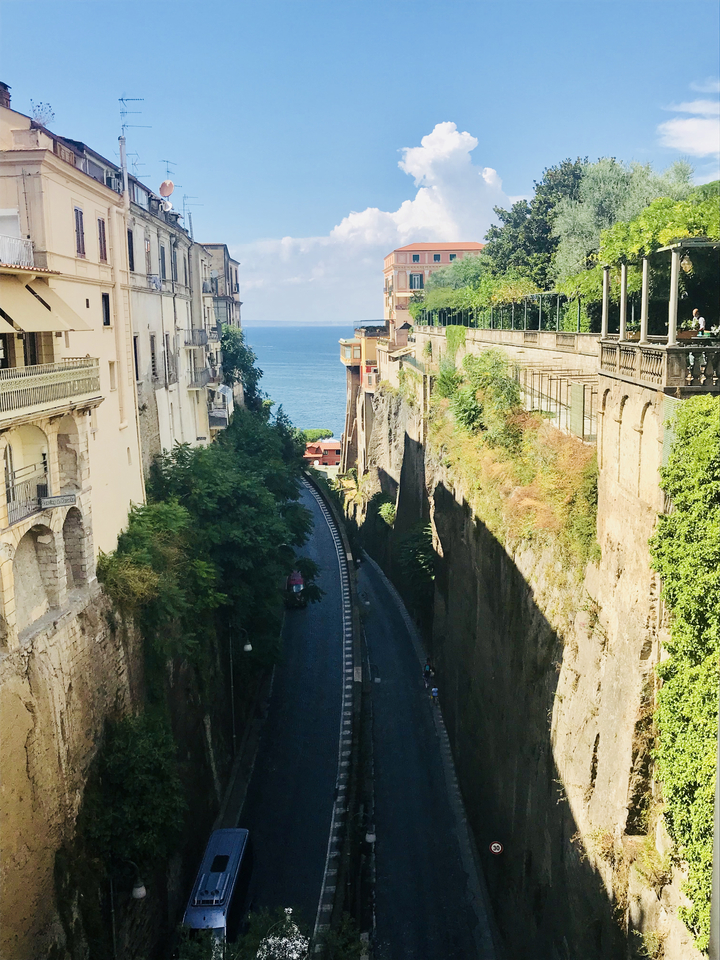 Rue étroite pittoresque avec vue sur l'océan