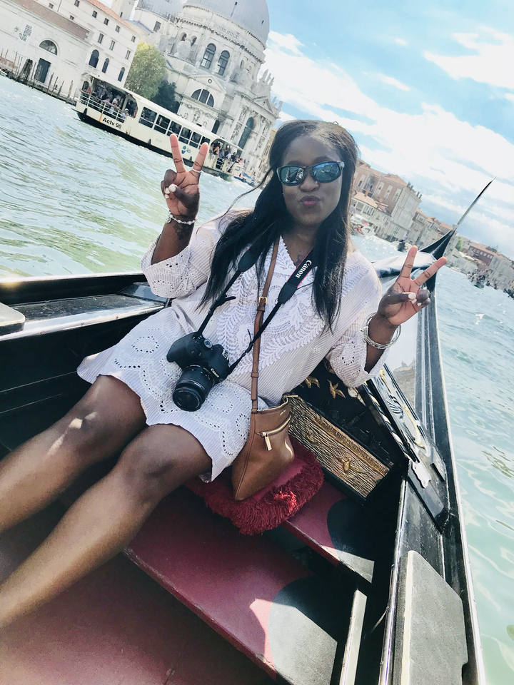 Personne assise dans une gondole tenant un appareil photo