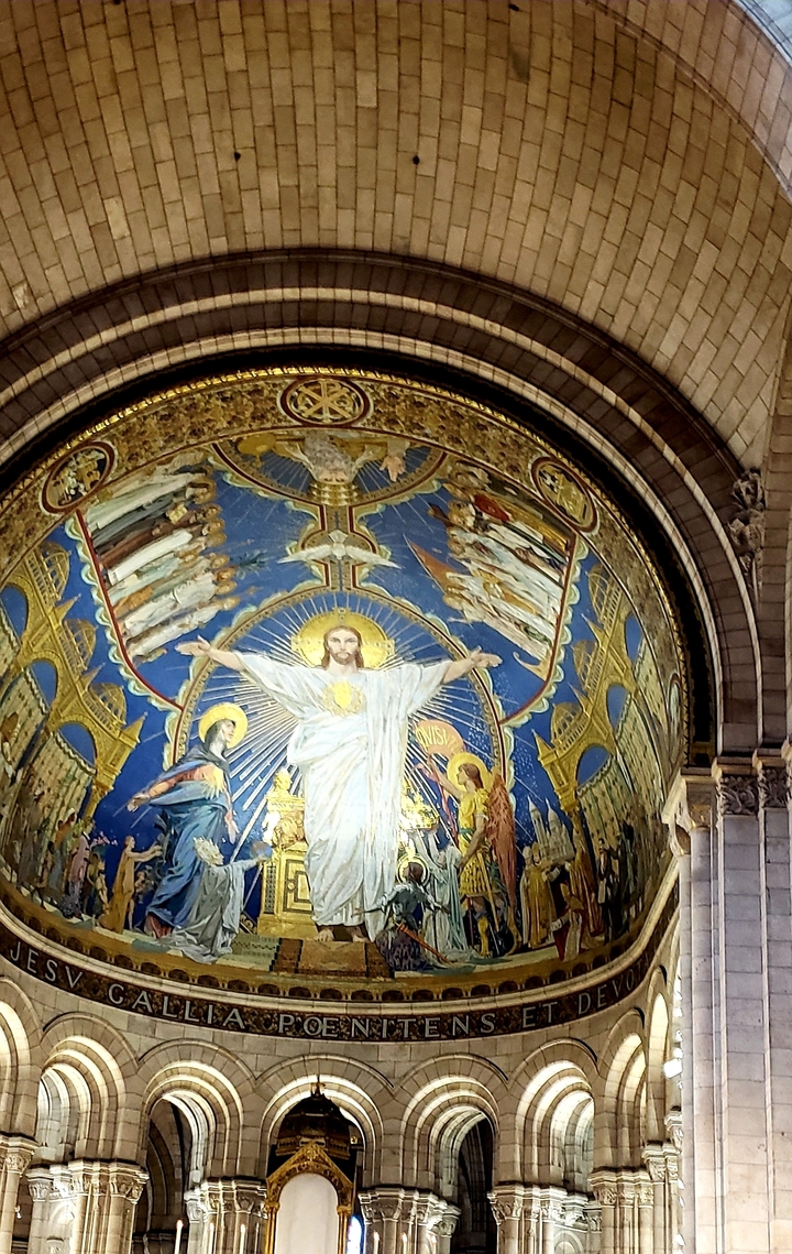 Fresque intérieure ornée représentant une imagerie religieuse.