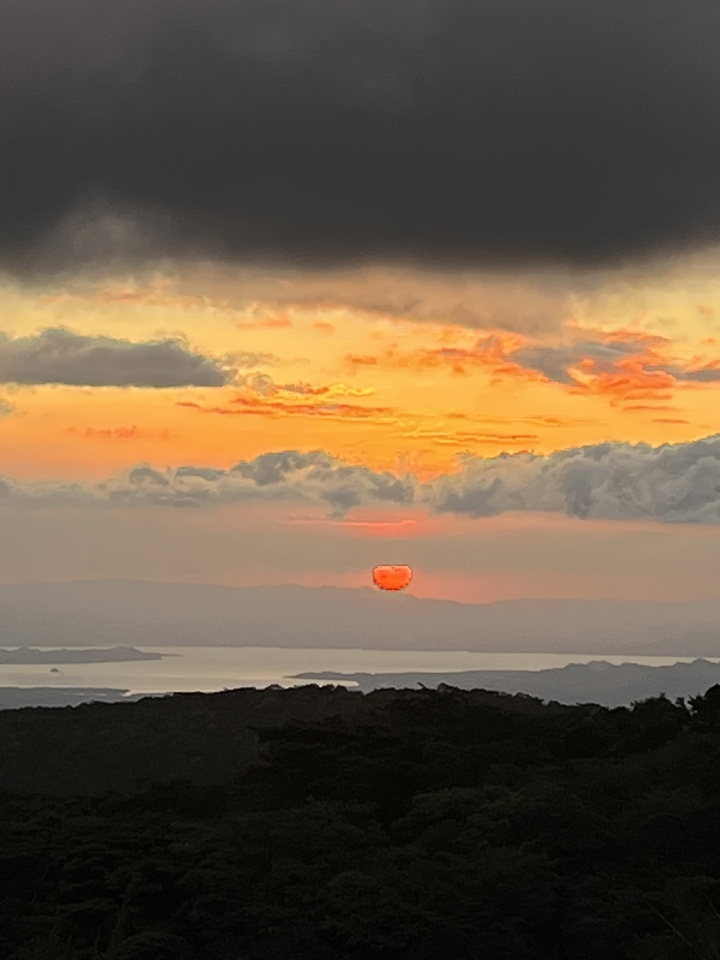 Vue de coucher de soleil coloré sur une étendue d'eau.