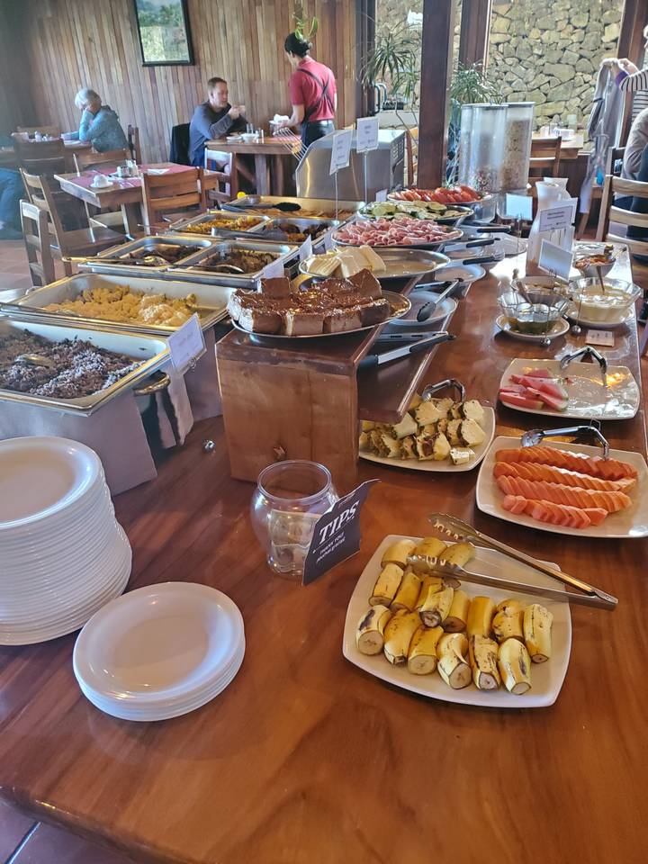 Variété de plats disposés sur une table, en buffet.