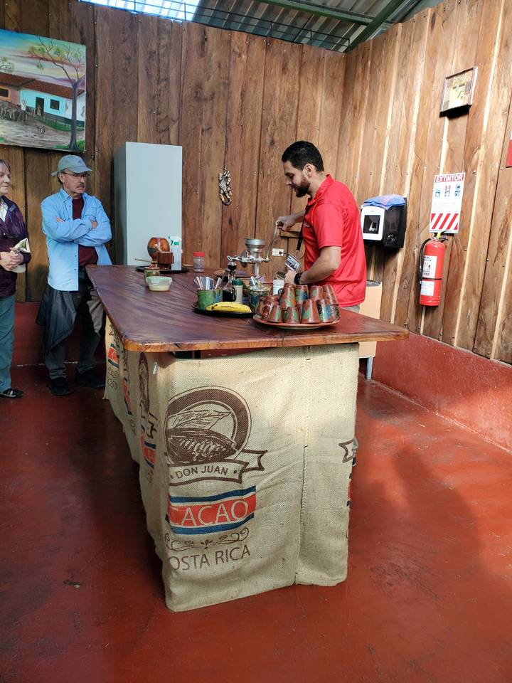 Personne travaillant dans une boutique rustique avec des sacs de café.