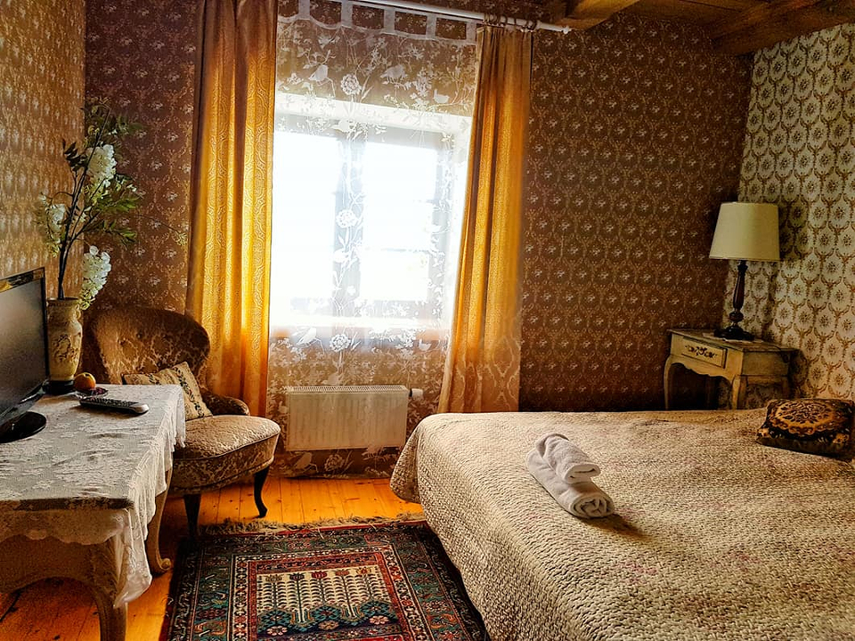 Intérieur de chambre vintage avec lit et fenêtre.