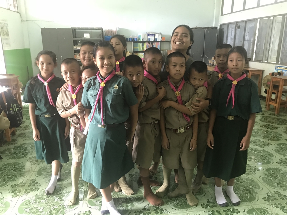 Groupe d'enfants en uniformes scolaires posant dans une salle de classe.