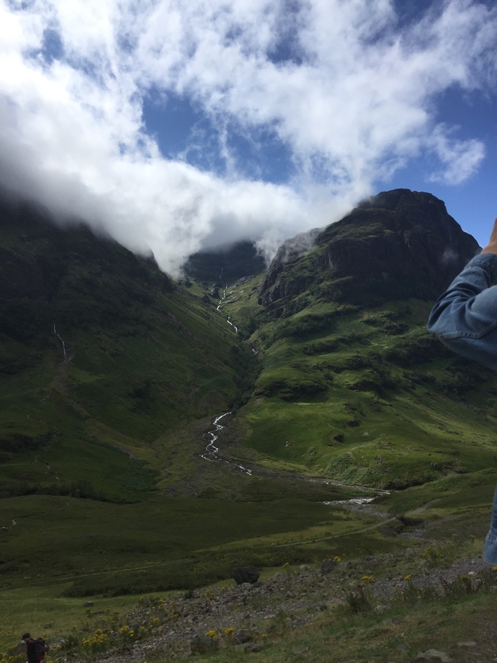Vue panoramique des montagnes avec un ruisseau étroit qui descend.