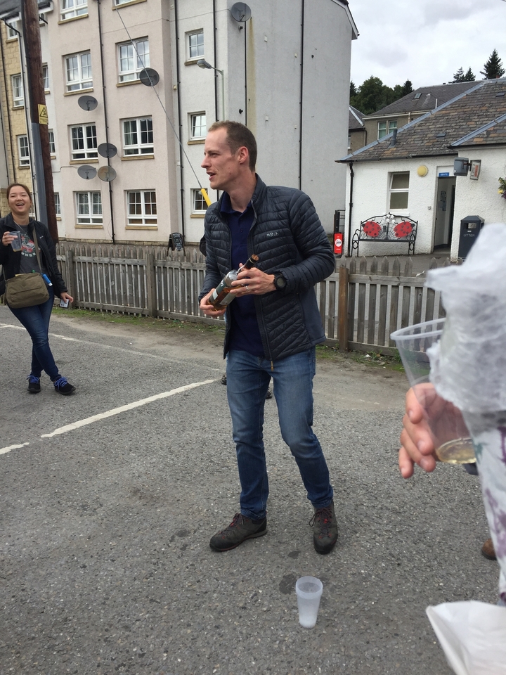 Des gens qui socialisent à l'extérieur avec des boissons.