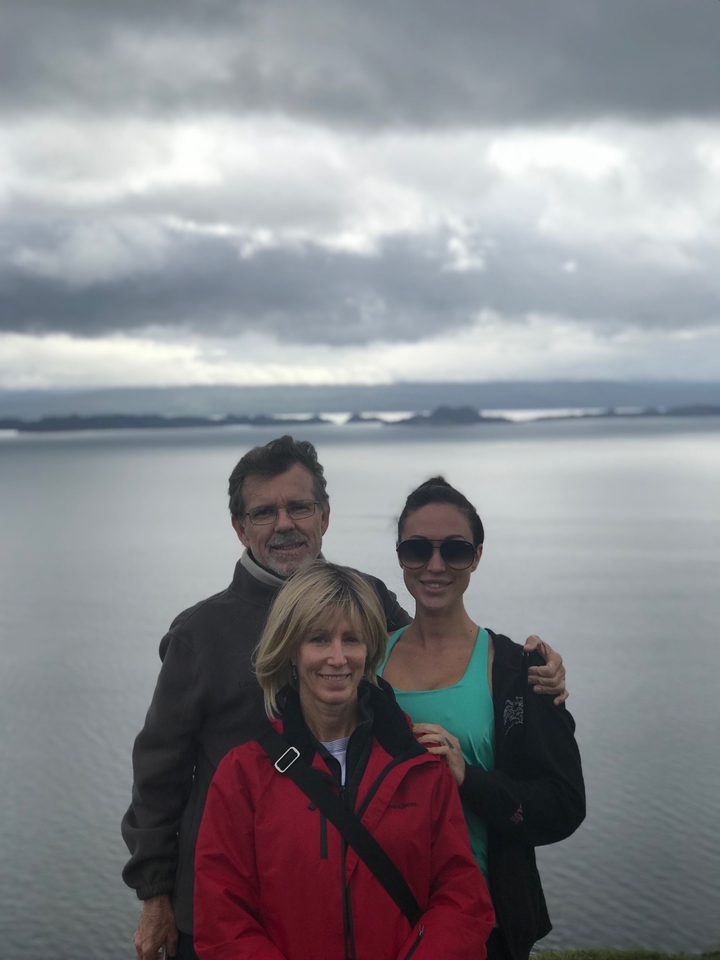 Groupe de personnes posant avec un plan d'eau en arrière-plan.