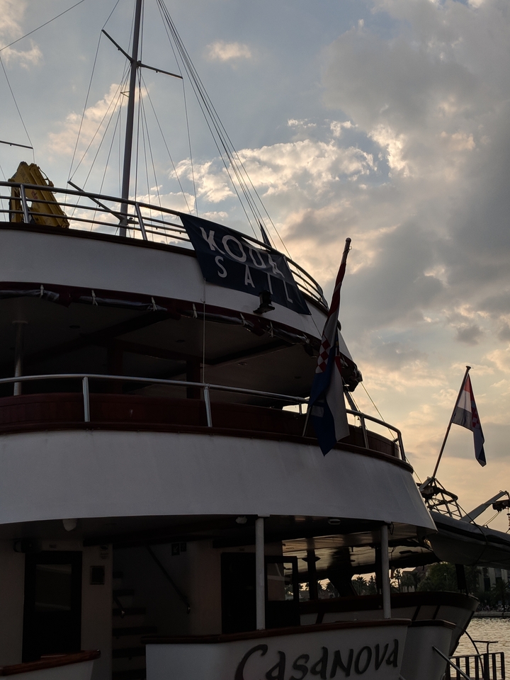Bateau avec un coucher de soleil en arrière-plan, vue partielle.