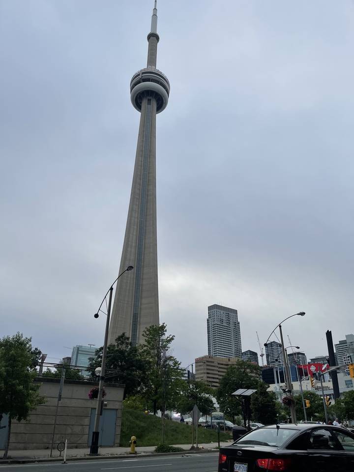 Une vue de la Tour CN et de l'horizon adjacent à Toronto.