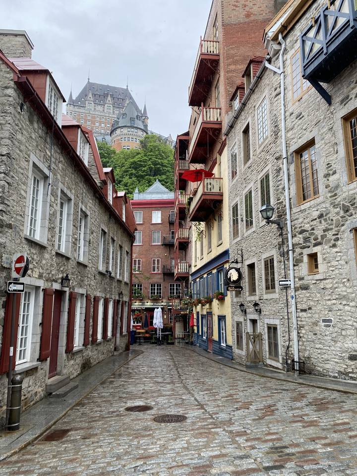 Une charmante rue bordée d'anciens bâtiments dans la ville de Québec.