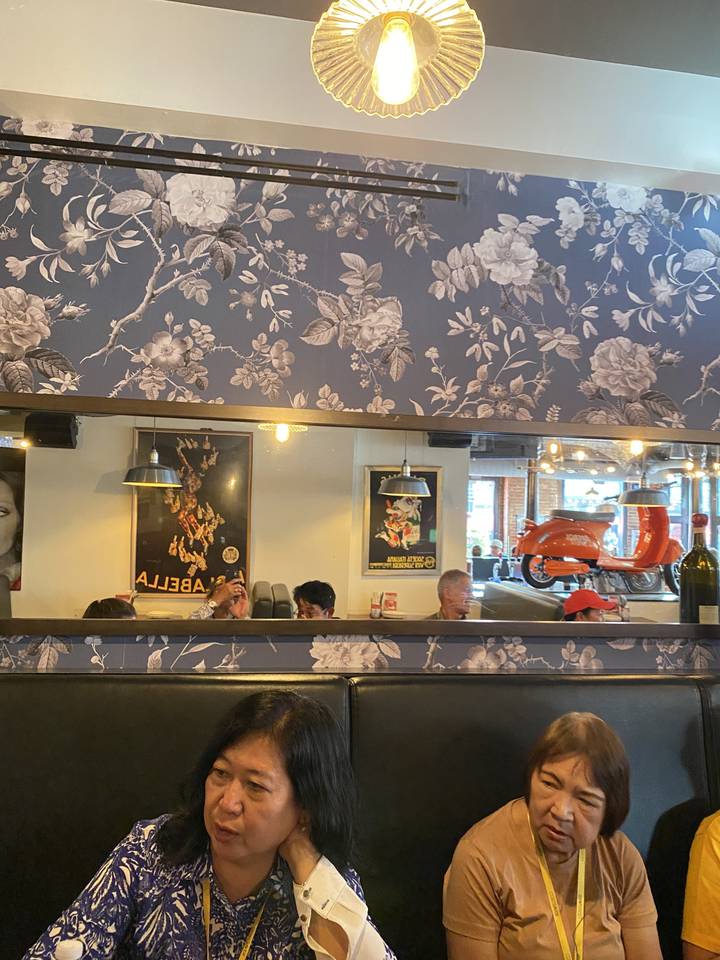 Intérieur d'un restaurant avec des personnes qui dînent.