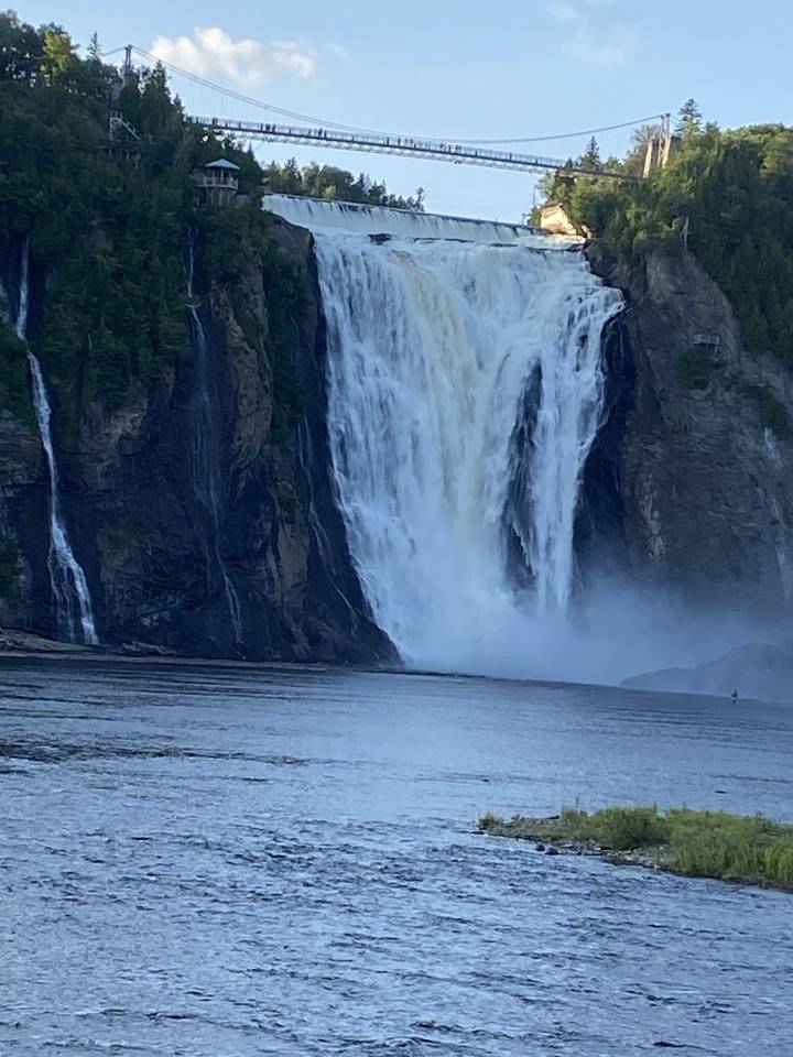Grande cascade avec un pont au-dessus.