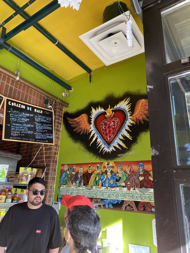 Fresque murale colorée à l'intérieur d'un café.