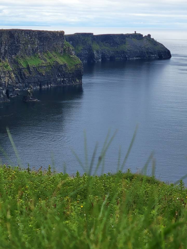 Falaises et étendues d'eau dans un cadre naturel.