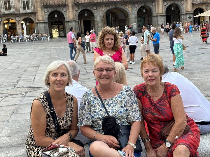 Photo de groupe de femmes debout sur une place.