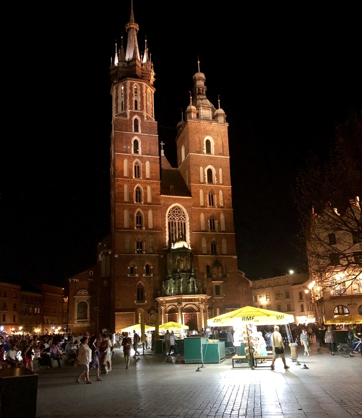 Église de style gothique illuminée la nuit.