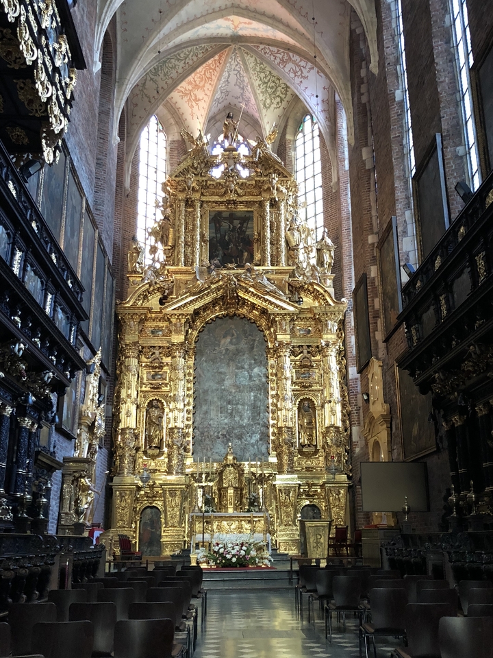 Autel doré orné à l'intérieur d'une église.
