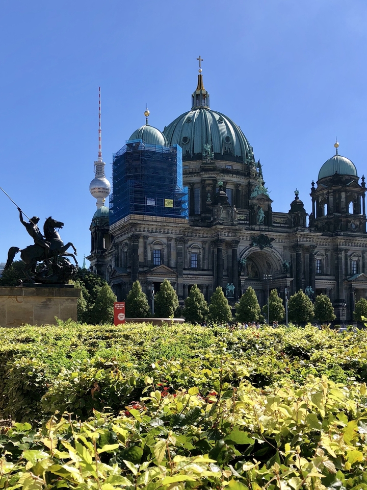 Cathédrale de Berlin avec la Tour de télévision en arrière-plan.