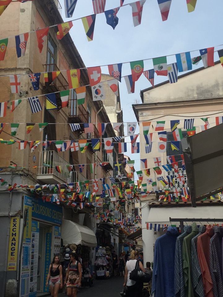 Rue décorée de drapeaux internationaux.