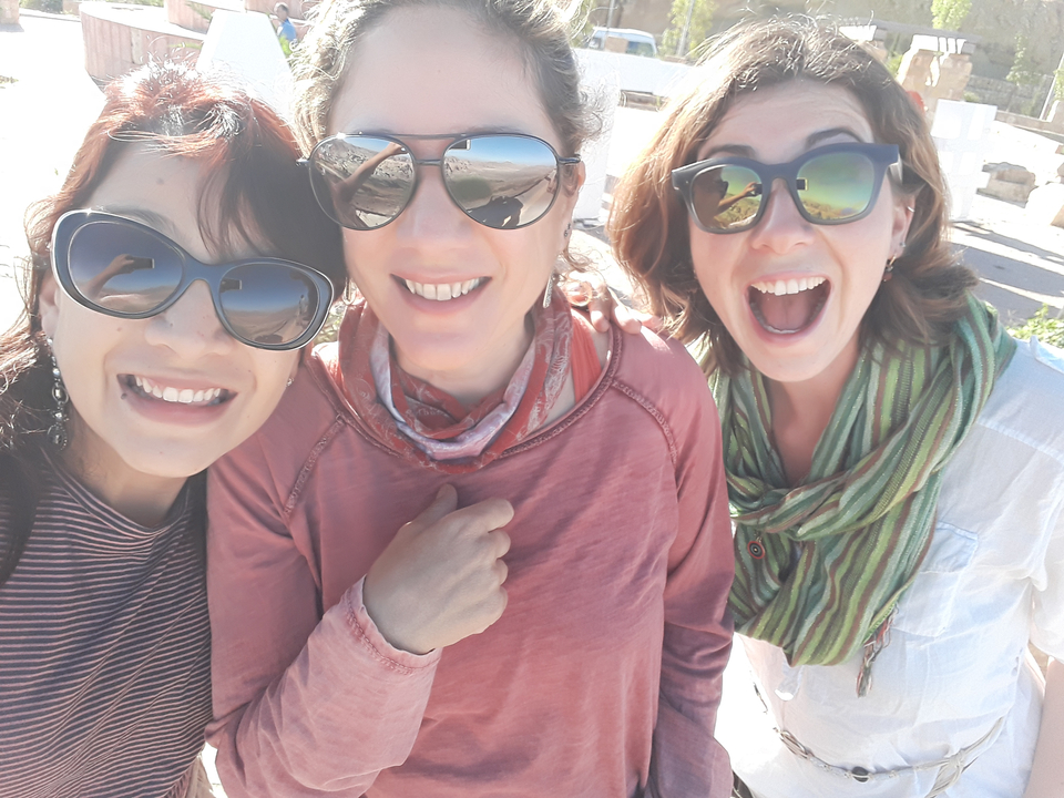 Trois amis posant ensemble joyeusement.