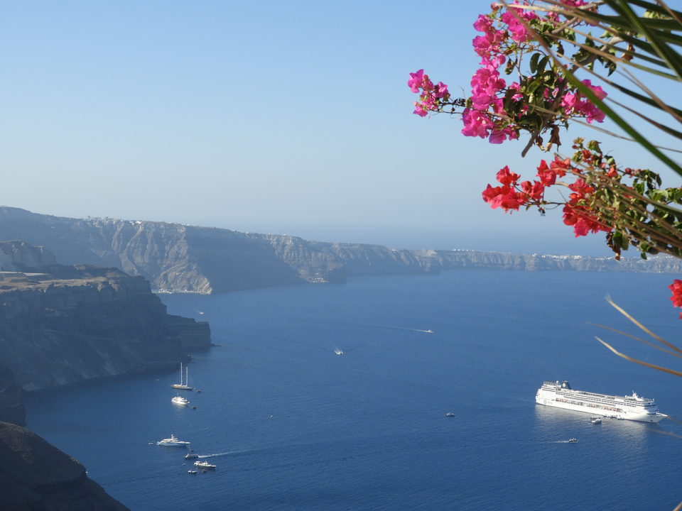 Vue panoramique d'un bateau de croisière et du littoral.