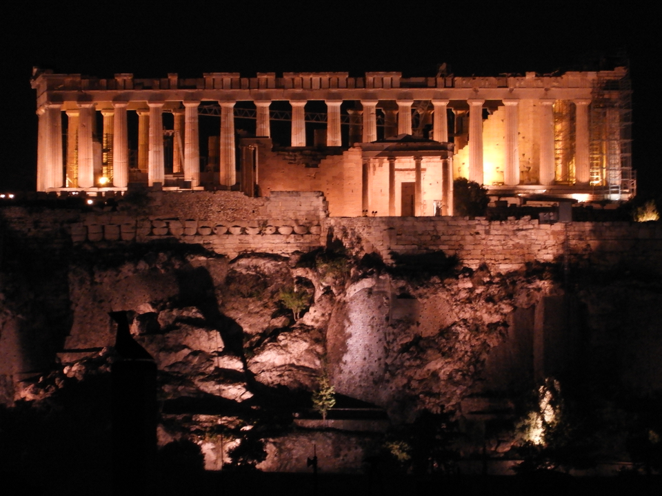 Parthénon illuminé la nuit.