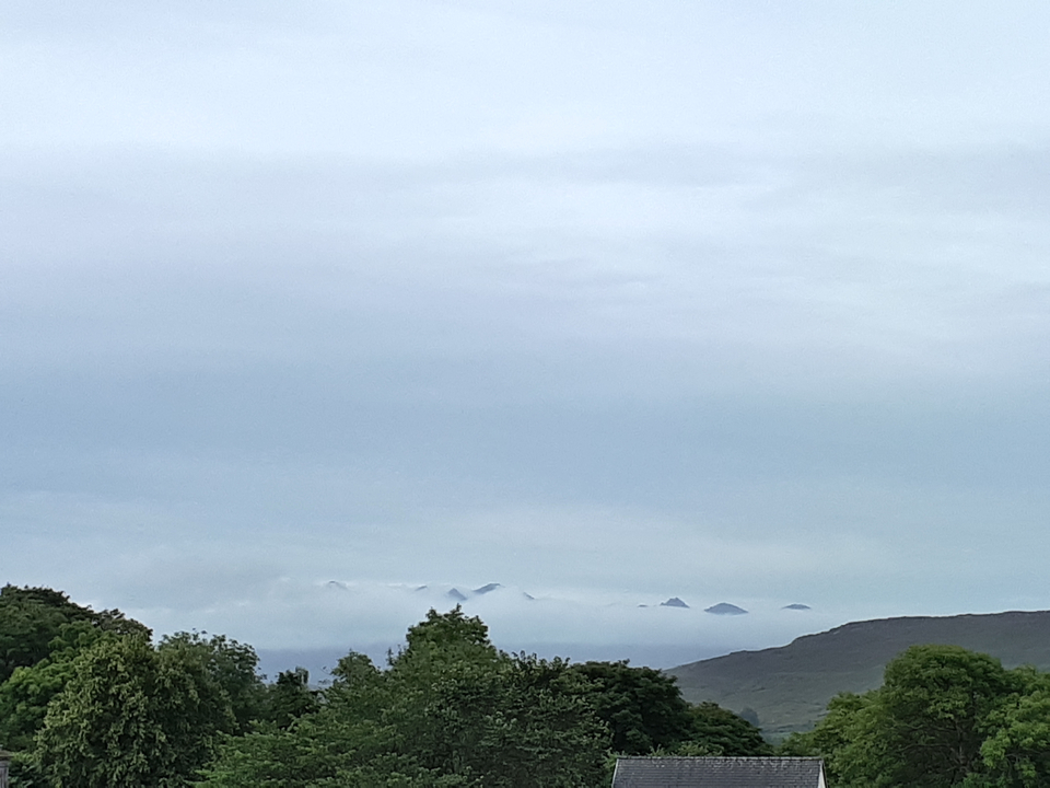 Montagnes brumeuses vues de loin.