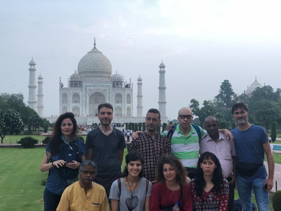 Groupe posant devant le Taj Mahal.