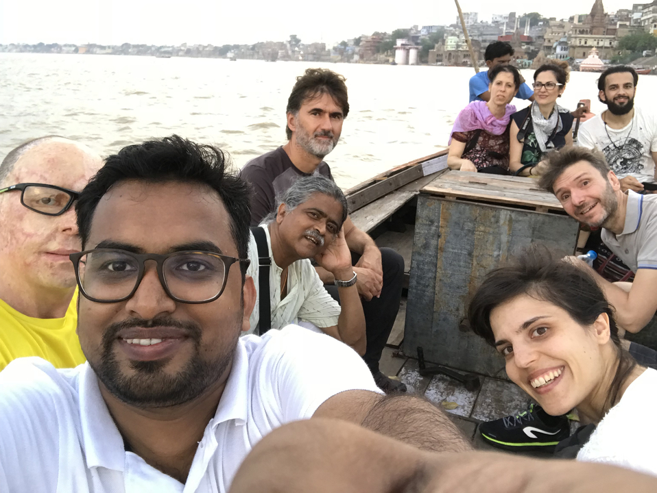 Groupe de personnes dans un bateau sur une rivière.