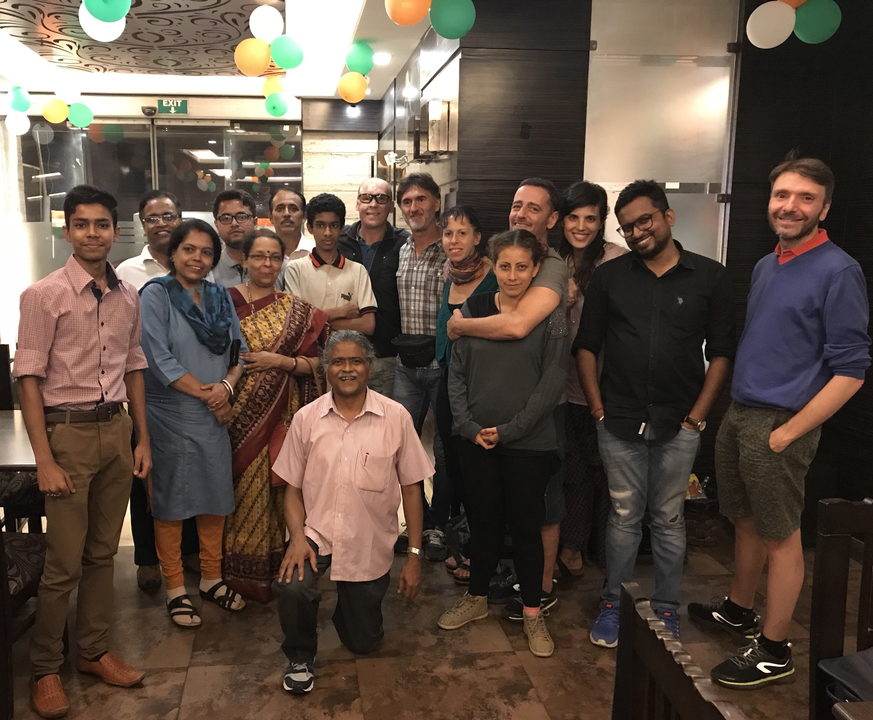Groupe de personnes à l'intérieur d'un restaurant.