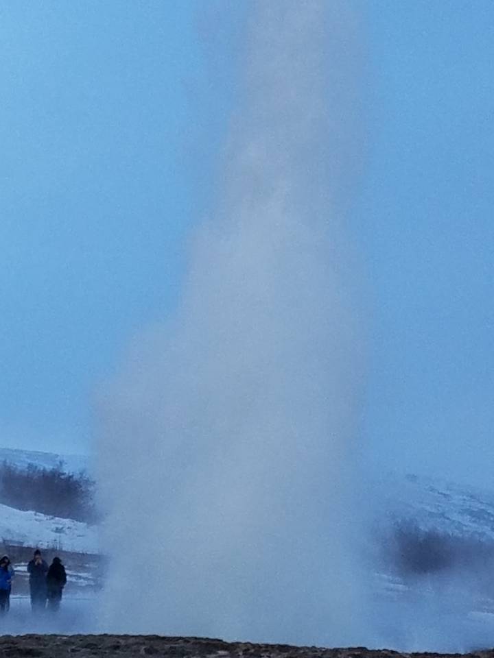 Image floue d'un panache de vapeur contre le ciel.