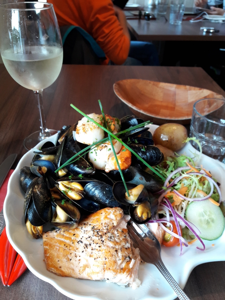 Assiette de fruits de mer avec moules et coquilles Saint-Jacques.