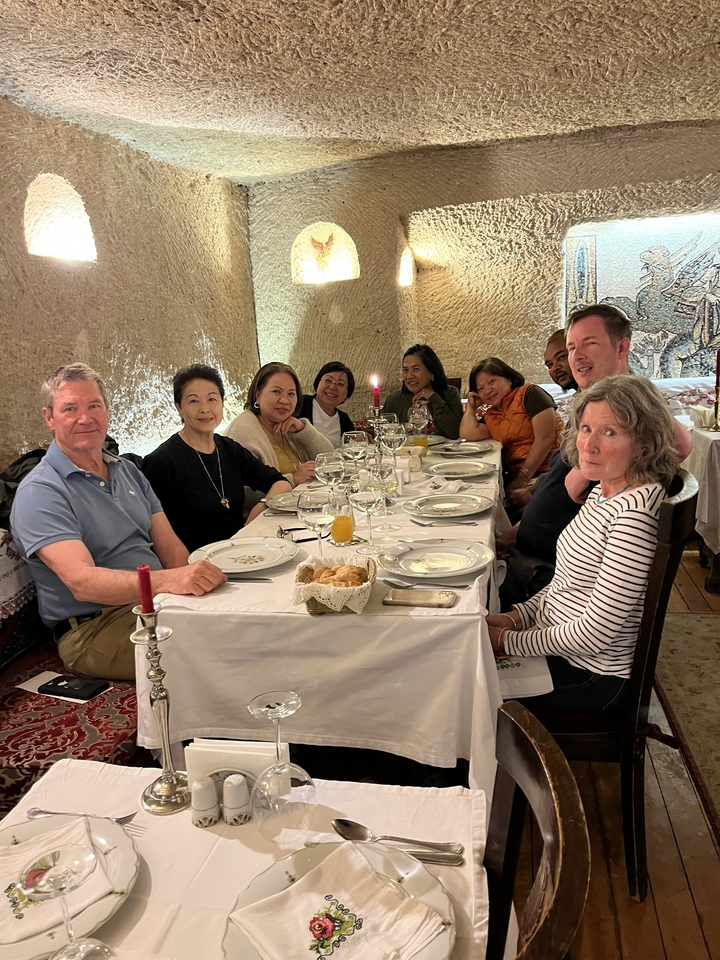 Groupe de personnes dînant ensemble dans un restaurant.