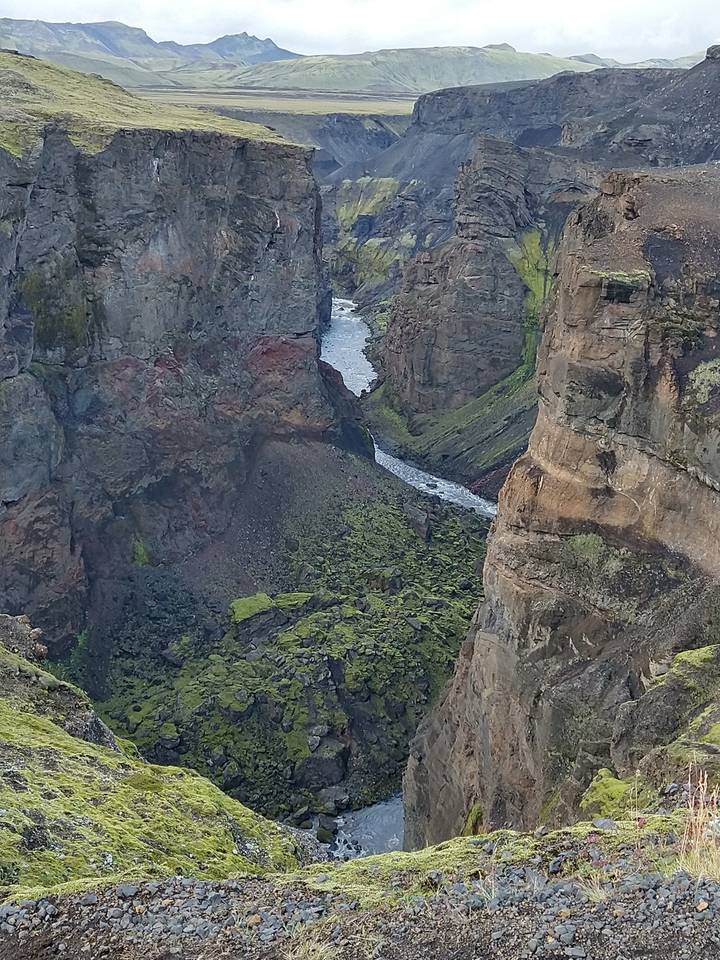 Cascade dans un canyon en Islande.