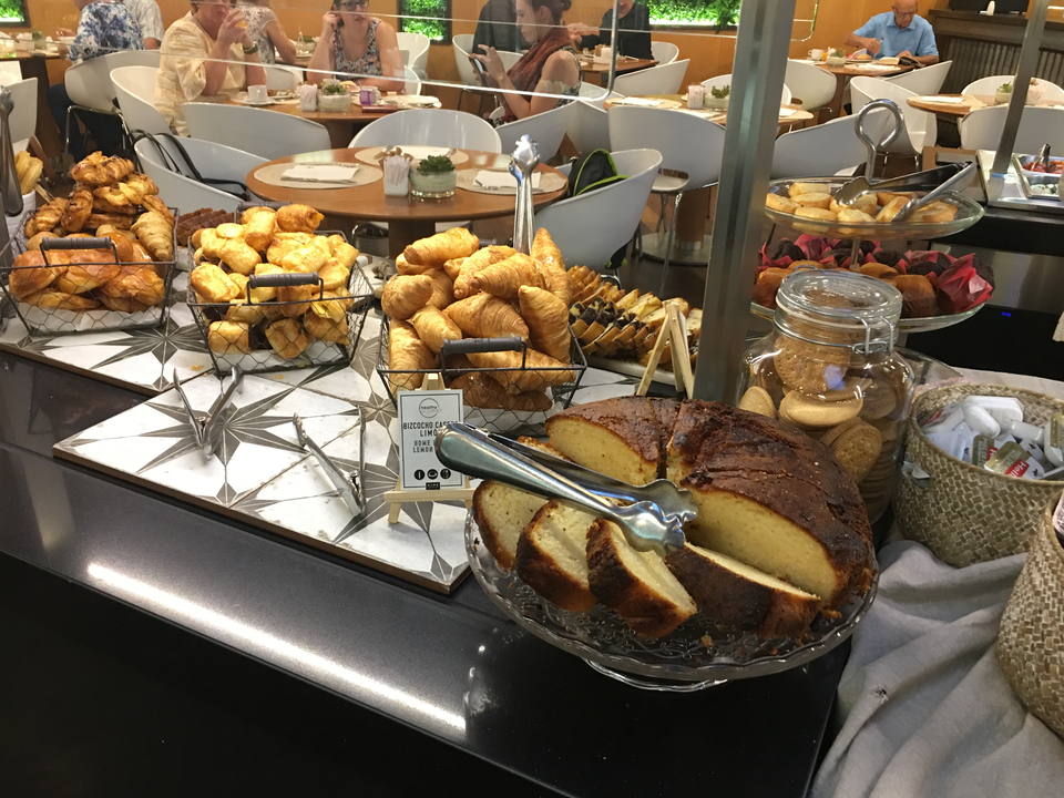 Sélection de pâtisseries et de pain sur un buffet de petit-déjeuner.