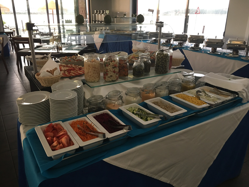 Buffet garni de divers plats et condiments.