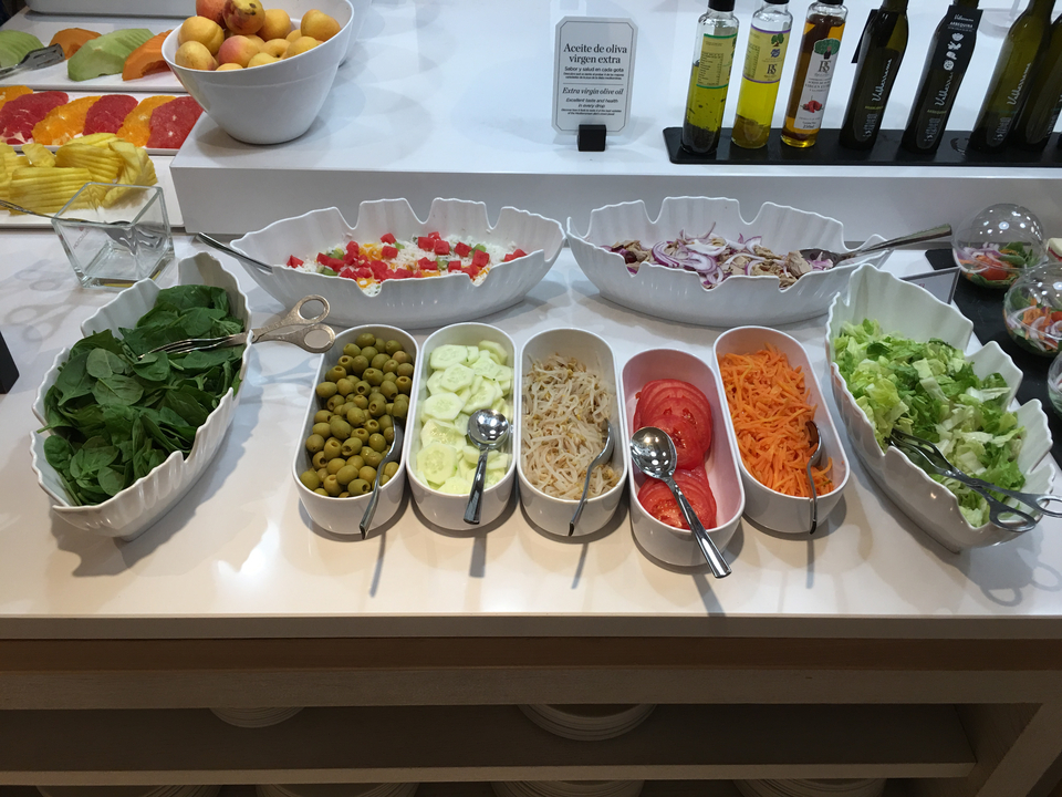 Buffet garni de légumes frais et d'ingrédients pour salade.
