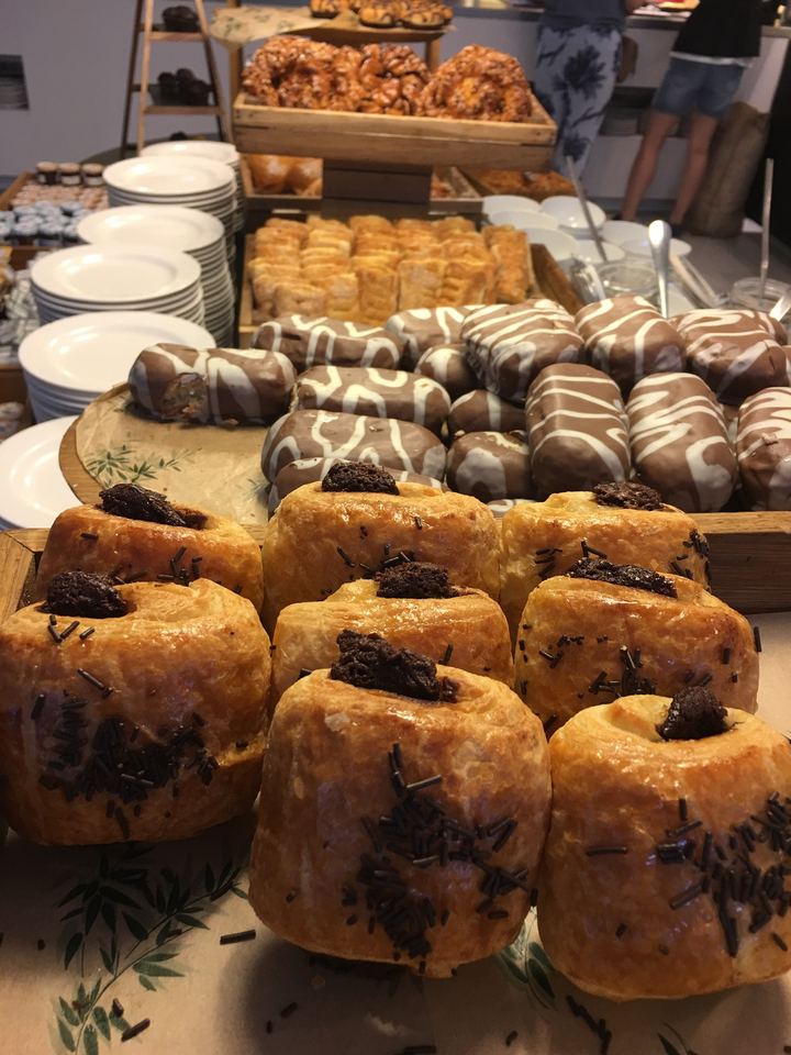 Pâtisseries assorties dans une vitrine de boulangerie.