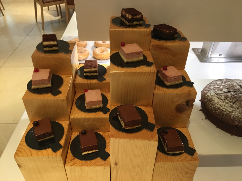 Assortiment de desserts avec des tranches de gâteaux et de pâtisseries.