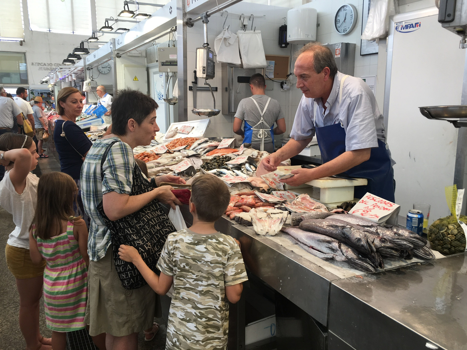 Marché aux poissons avec des gens qui achètent des fruits de mer.