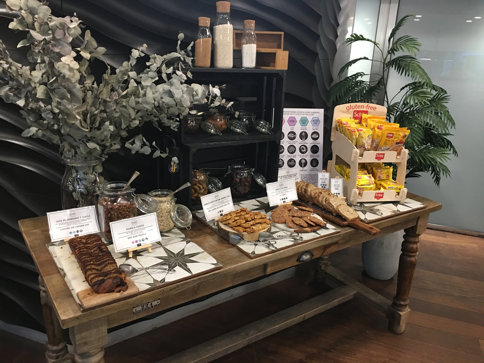 Variété de collations et de biscuits disposée sur une table.