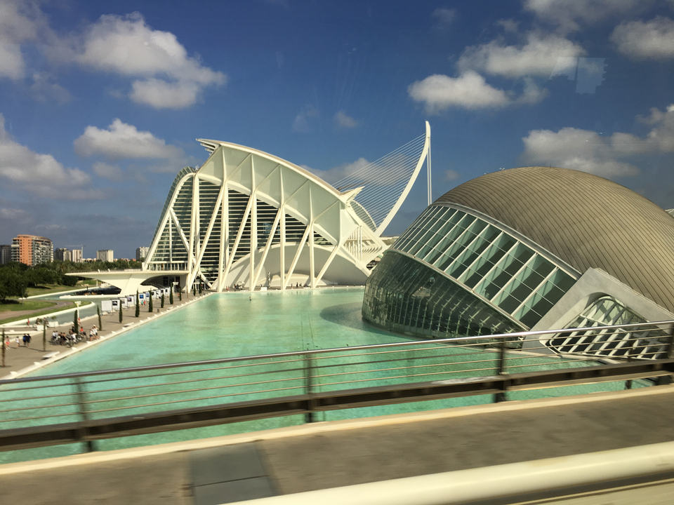 Complexe architectural moderne avec un bassin de réflexion.