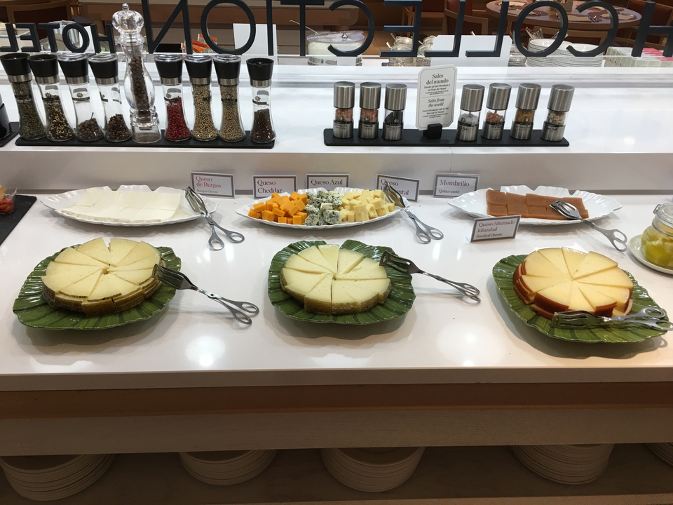 Dégustation de fromages avec différents types exposés sur un buffet.