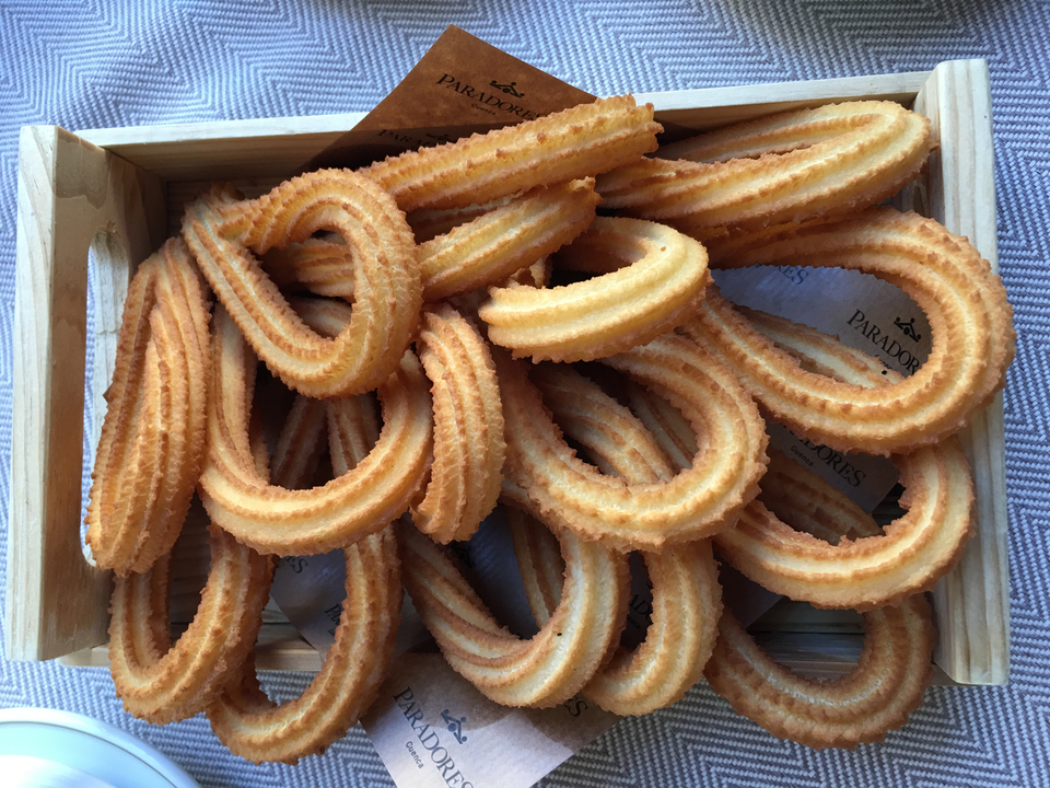 Boîte de churros sur une table.