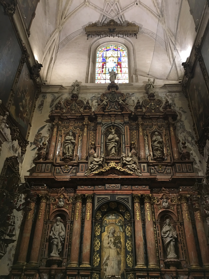 Autel baroque détaillé avec statues et sculptures ornementées.