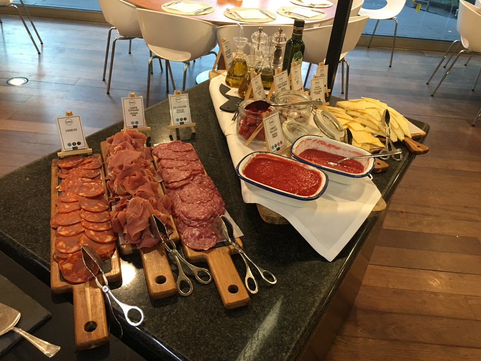 Plateau de charcuterie avec viandes et sauces.