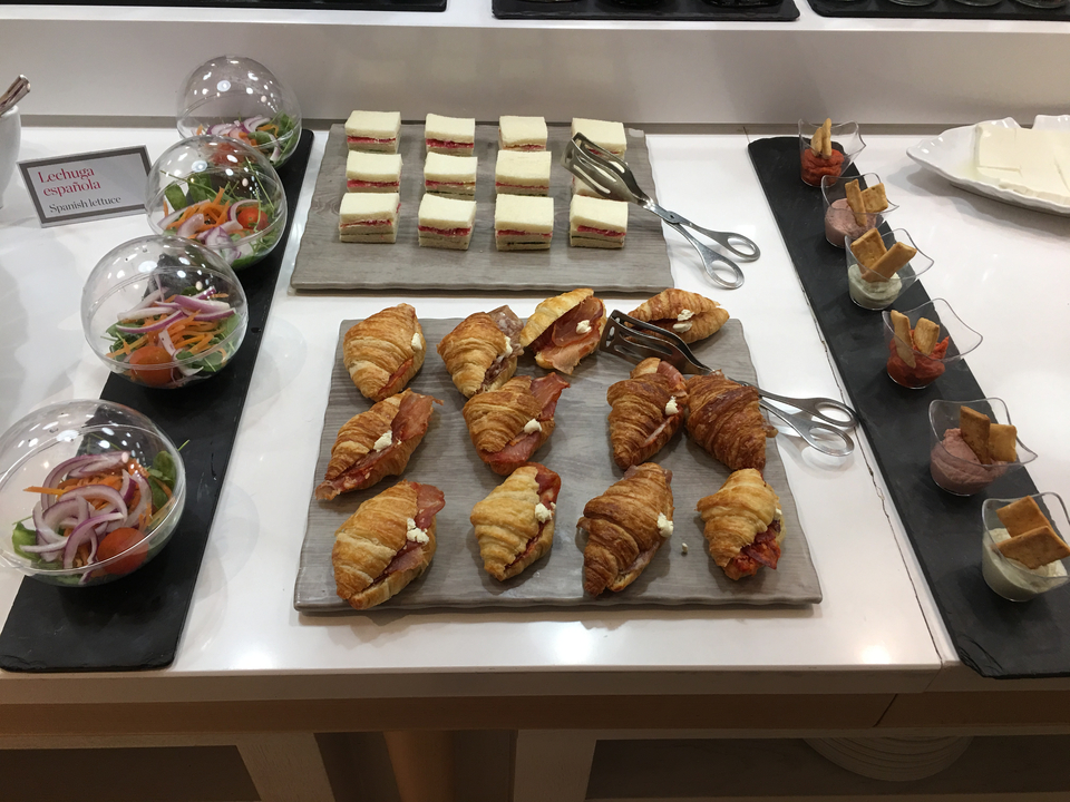 Setup de buffet avec divers sandwichs et pâtisseries en exposition.