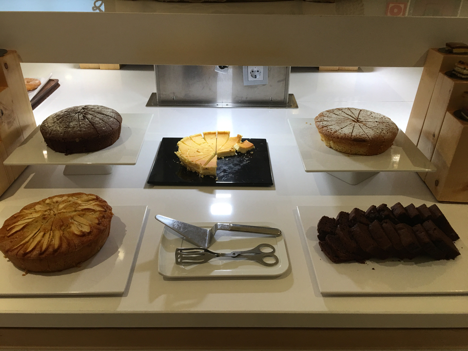 Variété de gâteaux et de pâtisseries exposés à un buffet.