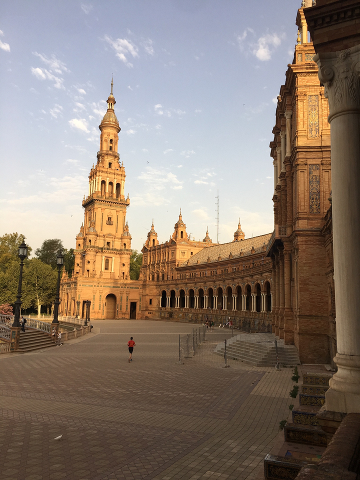 Bâtiment historique avec une architecture complexe et des tours.