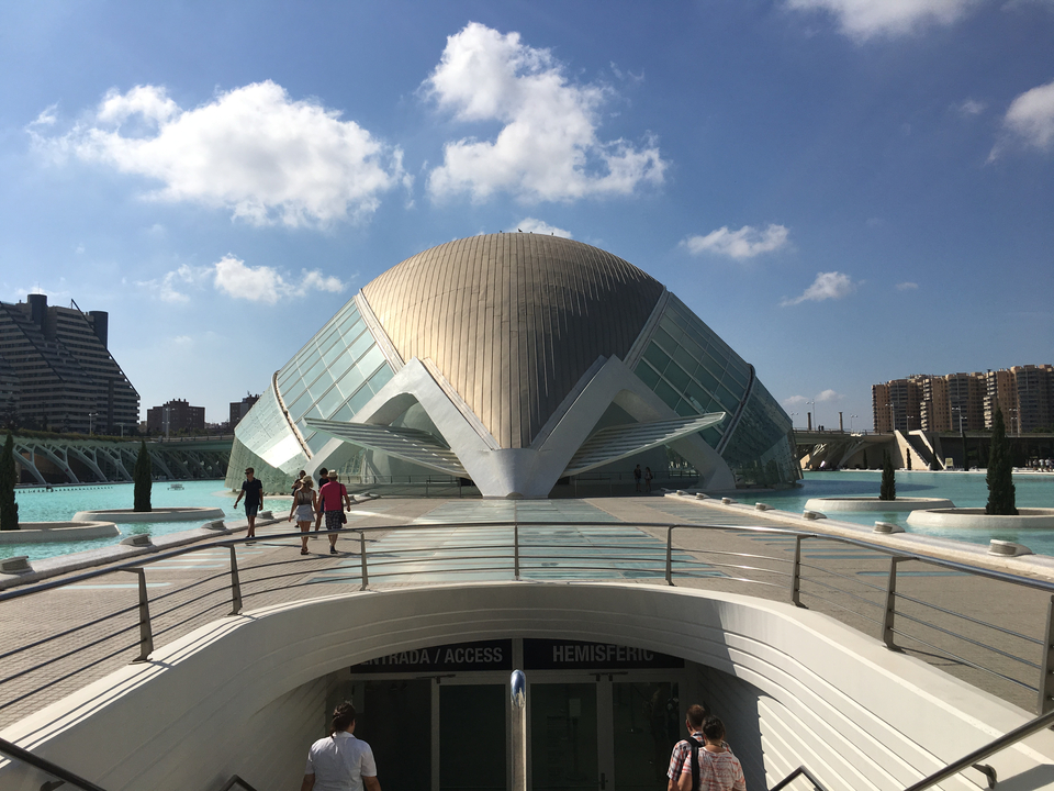 Bâtiment architectural futuriste avec un dôme sphérique et des reflets.